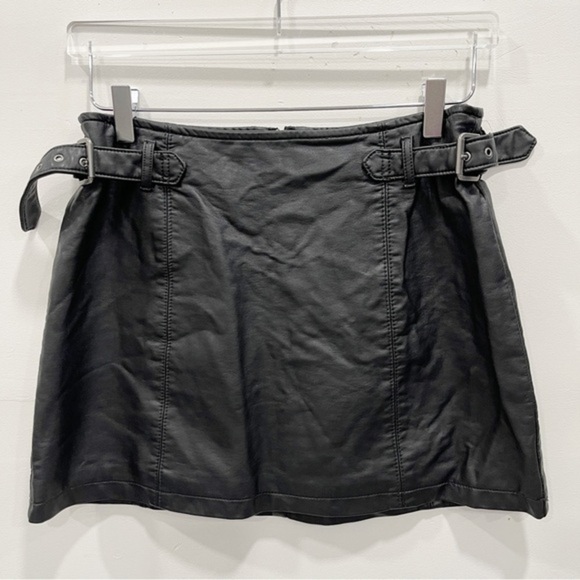 Free People Vegan Leather Black Side Buckle Mini Skirt Size 6 - Picture 1 of 7